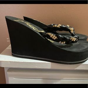 Wedge style flip flop only worn once. Comfortable Size 8